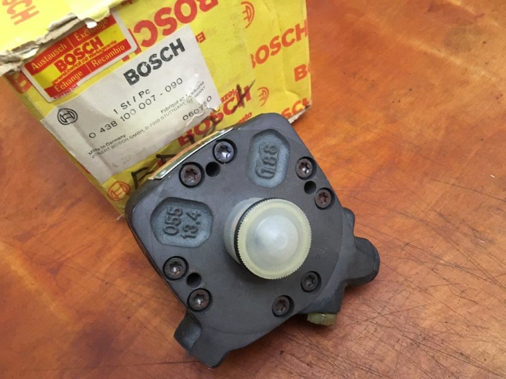 VW NOS. 049 133 481 VW Fuel Distributor BOSCH 0438100007