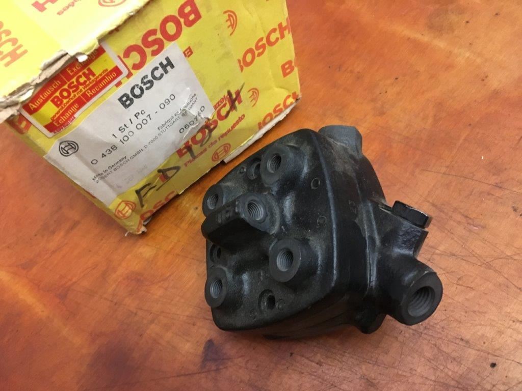 VW NOS. 049 133 481 VW Fuel Distributor BOSCH 0438100007