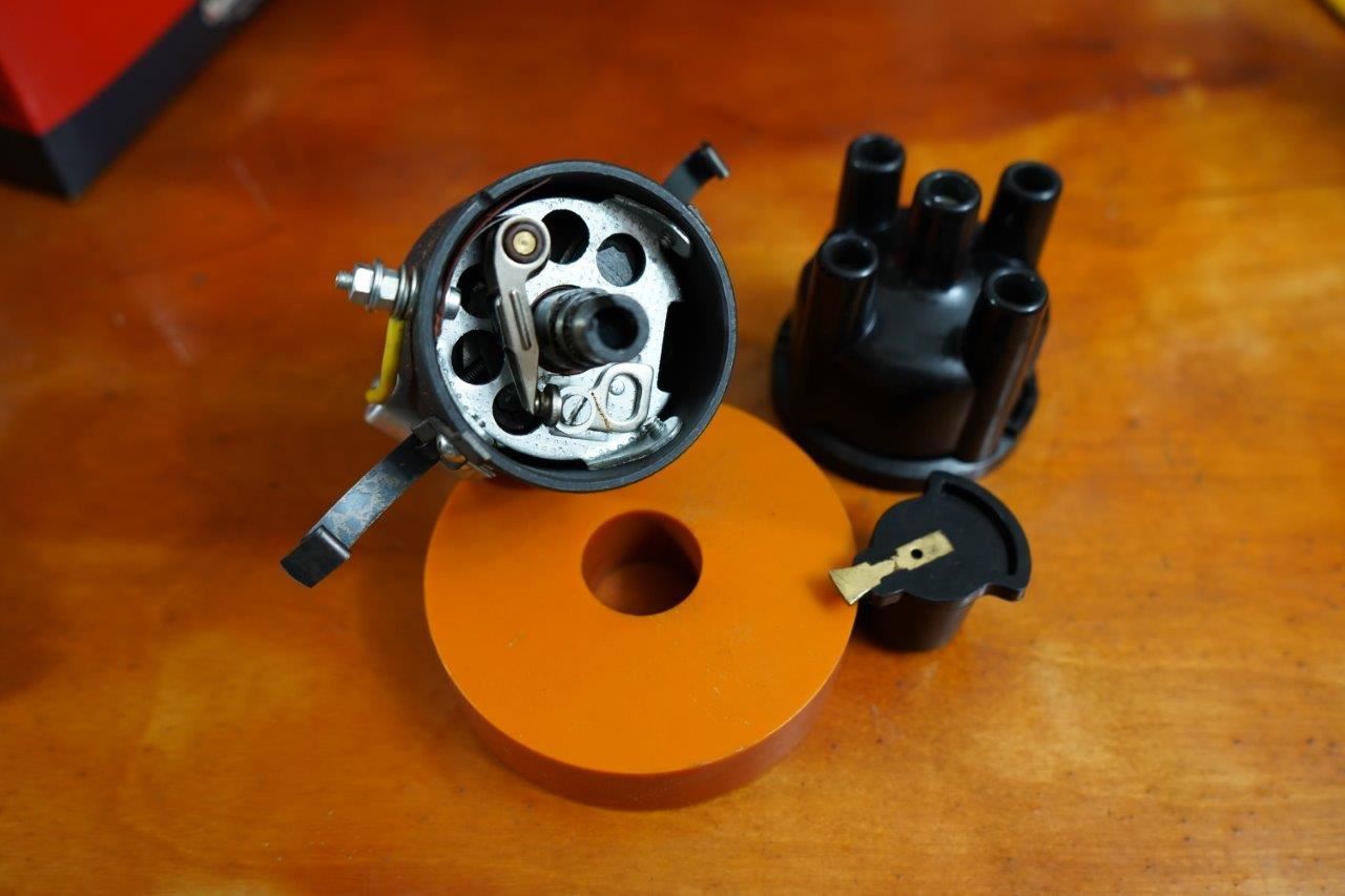 VW NOS. 211 905 205 A Resolit Cast Iron Distributor (010)
